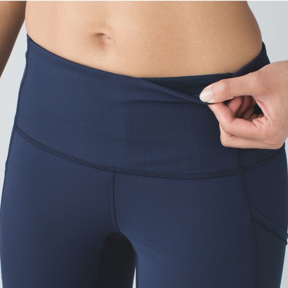 Lululemon Seek the Heat Crop in Inkwell - Picture 4 of 5